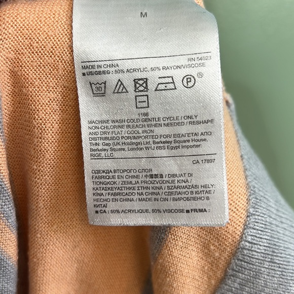 Women’s Banana Republic pullover sweater size Medium. - Picture 4 of 4